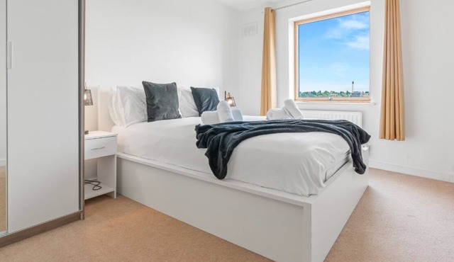 Central Reading, 2 Bedroom Apartment, Secure Parking, Skyline View