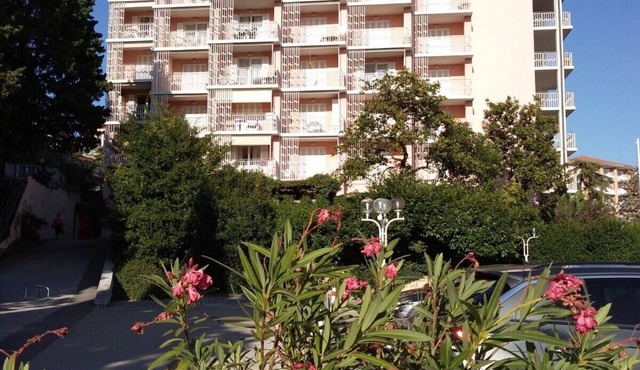 CENTRAL RESIDENCE - Prime location, 2 min walk to the Beach, Free Parking & WiFi