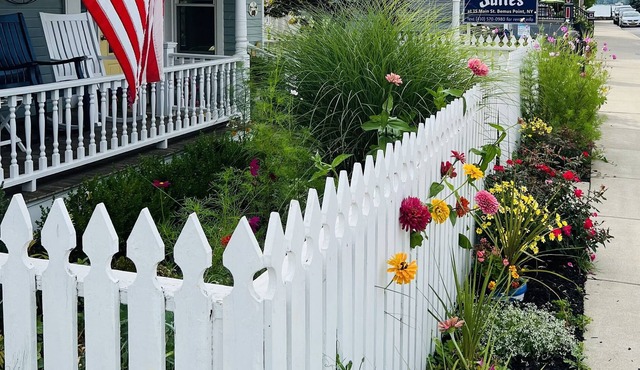 Central romantic King, Lake just steps away, cable TV fast Internet, hardwoods