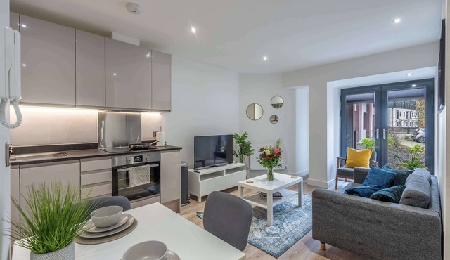 Central Solihull 1-Bed | Parking WiFi NEC