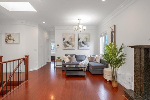 Central Spacious 3 Br Upstairs