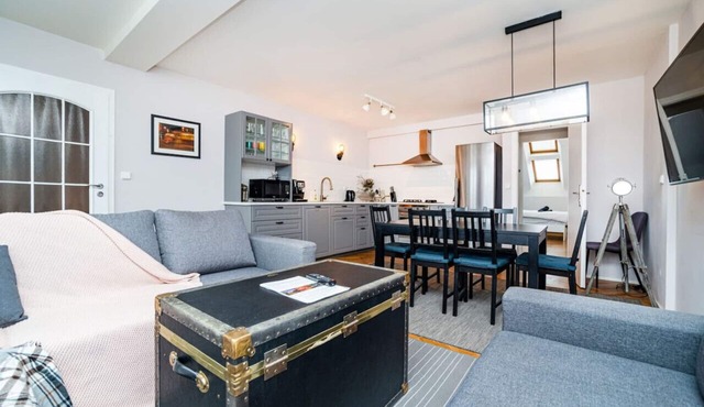 Central, Spacious, Modern 5 Bedrm duplex w/Balcony