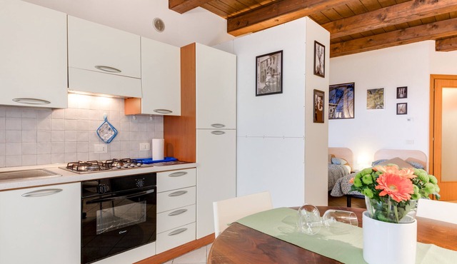 Central Studio with Wi-Fi, aircon & washing machine