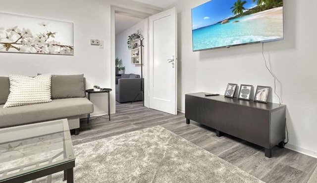 Central Stuttgart Apt - Sleeps 8