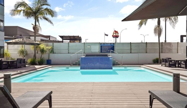 Central Style - The Mount - with Pool, Spa & Gym