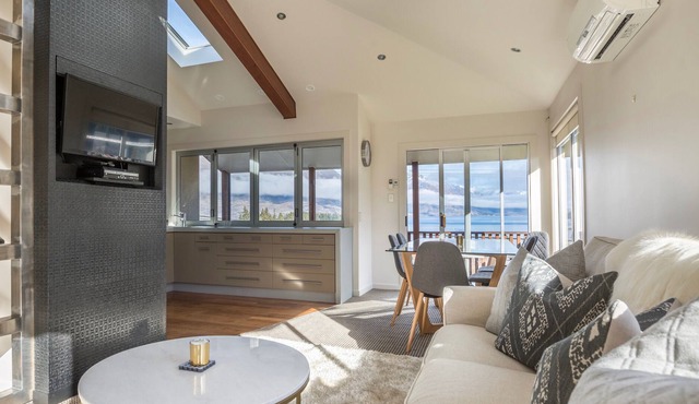 CENTRAL STYLE - QUEENSTOWN HOLIDAY HOME, with a garden in Queenstown