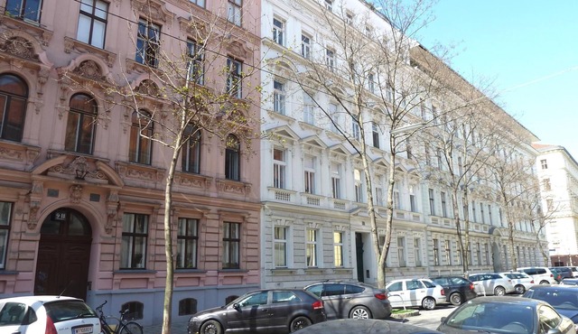 Central three bedroom Apartment with garden view close to the ring huge free WiFi
