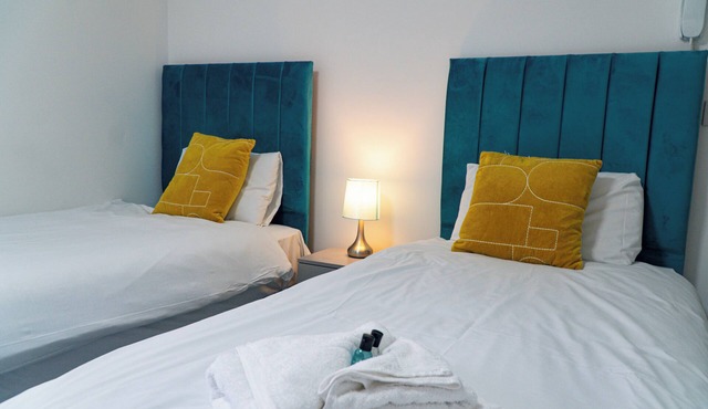 Central twin bed flat