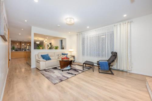 Central Van 3BR Upper Suite - Near Skytrain