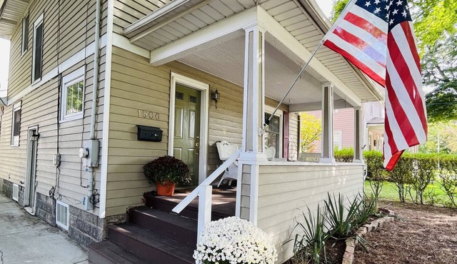 Central, Westside 4BD/2BT home with Huge extra lot. Pet Friendly. Long-term only
