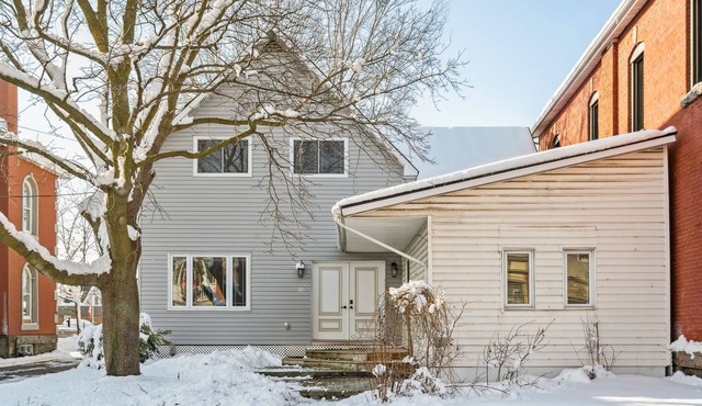 Central Winchester Bungalow side unit