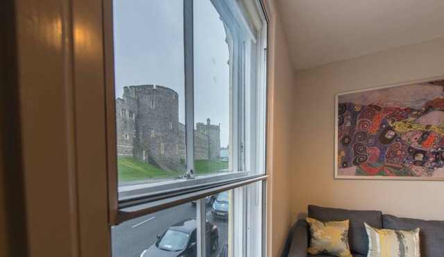 Central Windsor Apartment Facing The Castle
