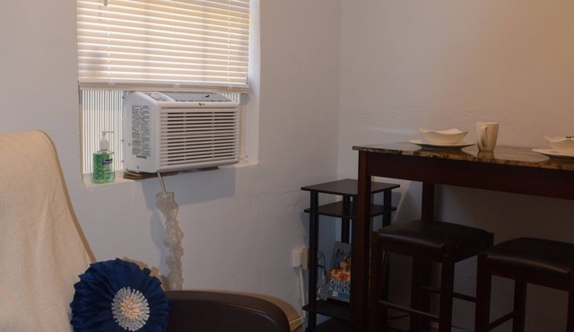 Centrally Located Cozy Studio Retreat - WIFI & A/C