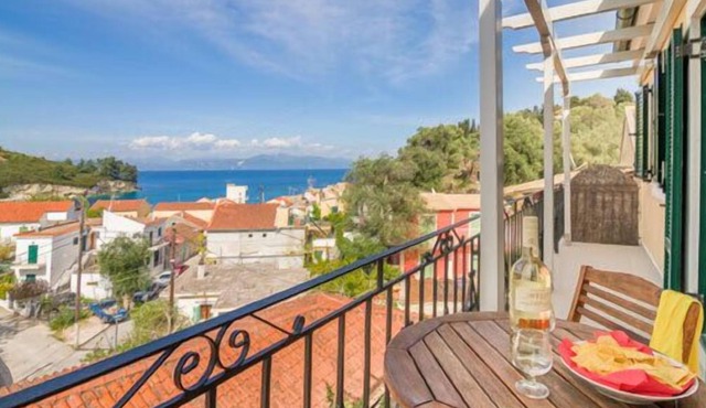 Centrally located 2 bedroom apartment w/ sea view