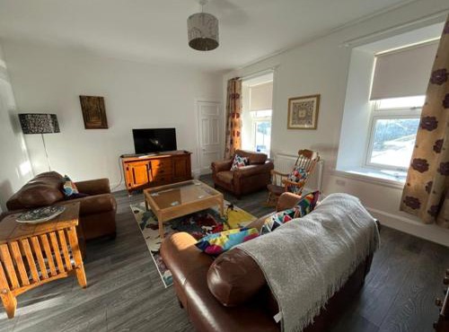 Centrally located 2 bed modern flat with harbour views