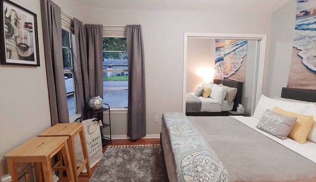 Centrally located 2 bedroom condo for 6 people