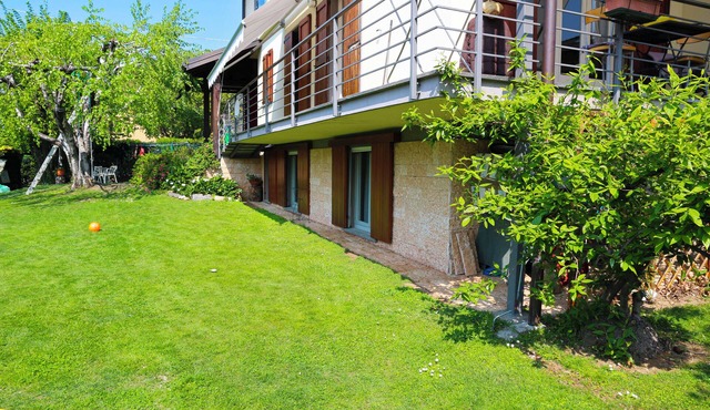 Centrally located 3-room apartment with large garden, just 100 m from the lake
