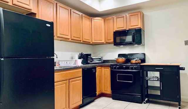 Centrally Located 5B NW Home-10 Mins walk to metro