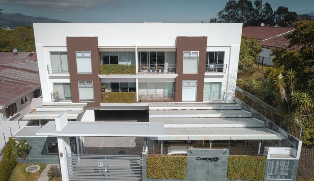 Centrally located, bright and fully equipped!