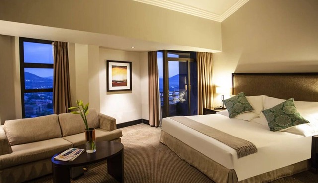 Centrally Located Comfortable Accommodation! Outdoor Pool, Spa and Loungers!