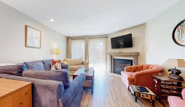 Centrally located condo with pools, hot tubs, tennis, skating, & skiing access