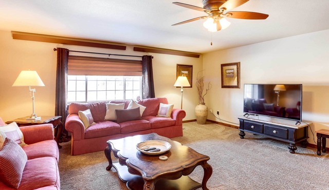Centrally-Located Deadwood Apt w/Mountain Views!