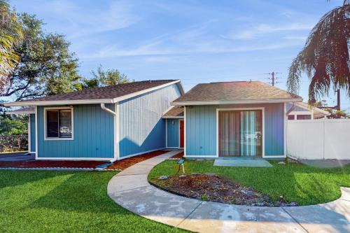 Centrally located dog-friendly home with beach gear & patio - snowbird-friendly