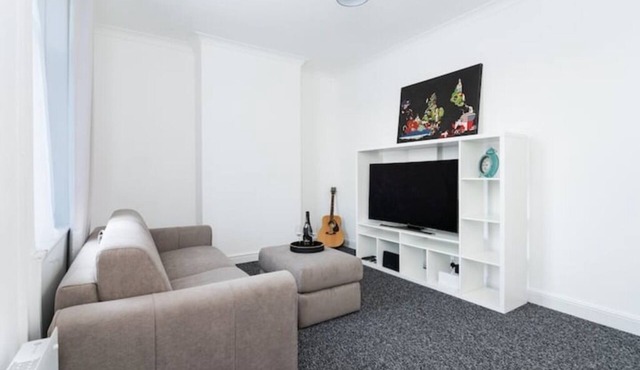 Centrally Located Flat - Sleeps 4 - King + Sofabed