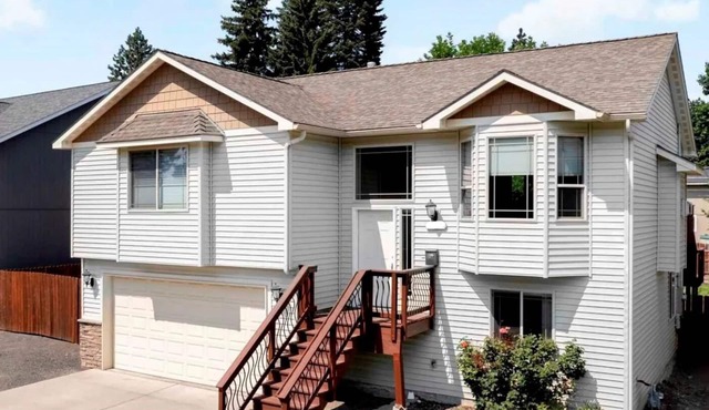 Centrally Located Home w/Game Room - Pet Friendly w/HUGE Yard