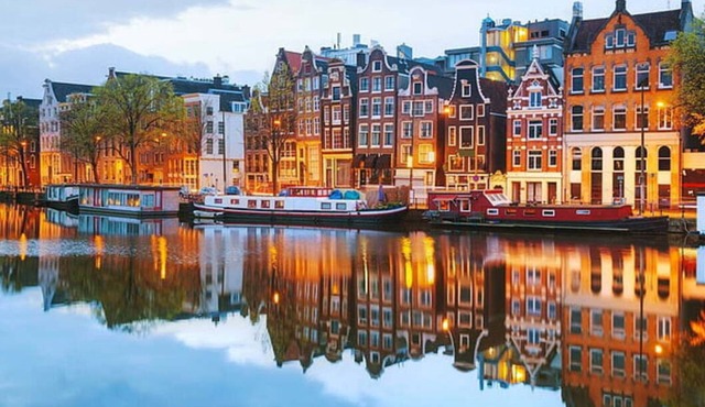 Centrally located in the historic Amsterdam-The perfect place to be!