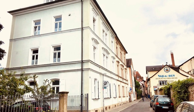Centrally located large apartment (1st floor) - free parking space included