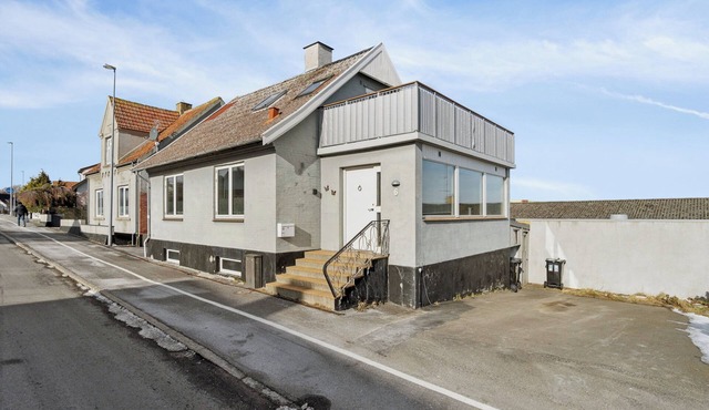 Centrally located townhouse with port/seaviews.