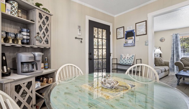Centrally Located Cute Pet friendly 3b/2b in Golf Cart district of Ocean Springs