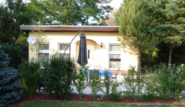Centrally located vacation home in a garden with a parking space