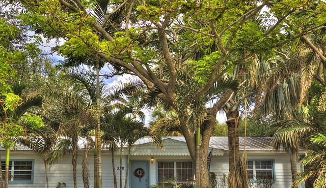 Centrally located, walk/bike to the beach, river, restaurants or Pub