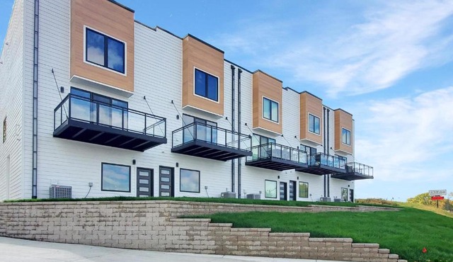 CentralPark Townhome B10