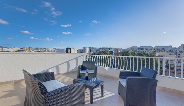 Centric and Modern Penthouse close to Amenities