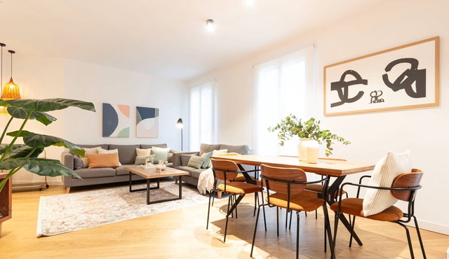 ☆Centric Spacious⎮7 balconies⎮A/C ☆
