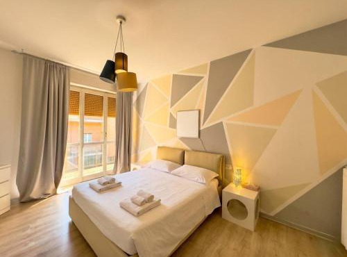 Centro & Leonardo: Trilocale Moderno con Balcone