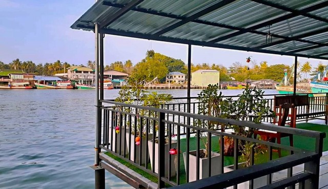 Chaiyai River Front Hotel