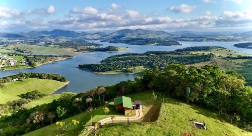 Chalé com borda infinita vista para represa