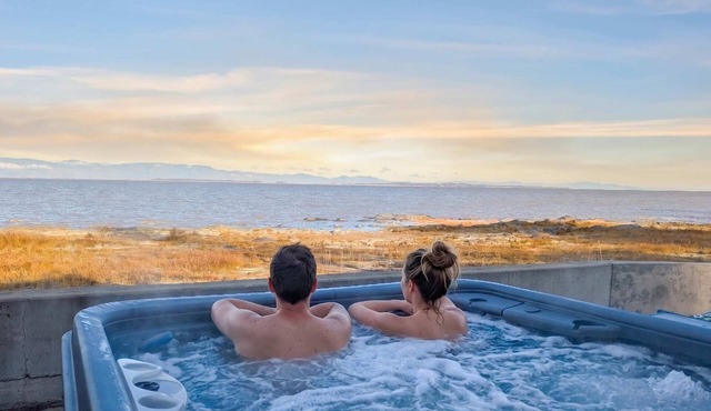 Chalet #11 Waterfront with Spa, Wifi & AC