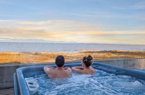 Chalet #11 Waterfront with Spa, Wifi & AC