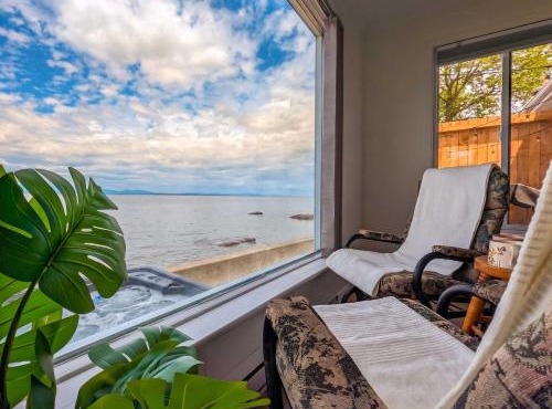 Chalet #11 Waterfront with Spa, Wifi & AC