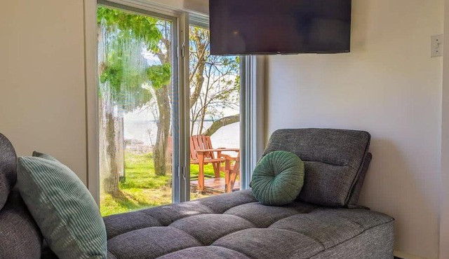 Chalet #2 Waterfront with Spa, Fireplace Wifi & AC