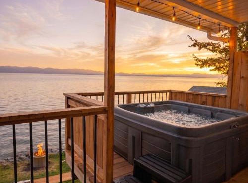 Chalet 691 Waterfront with Spa, Fireplace, WiFi & AC