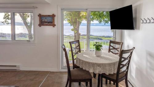 Chalet #7 Waterfront with Spa, Fireplace Wifi & AC