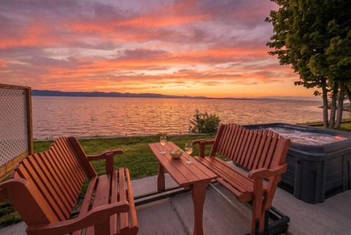Chalet #8 Waterfront with Spa, Fireplace, Wifi and AC