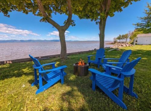 Chalet #8 Waterfront with Spa, Fireplace, Wifi and AC