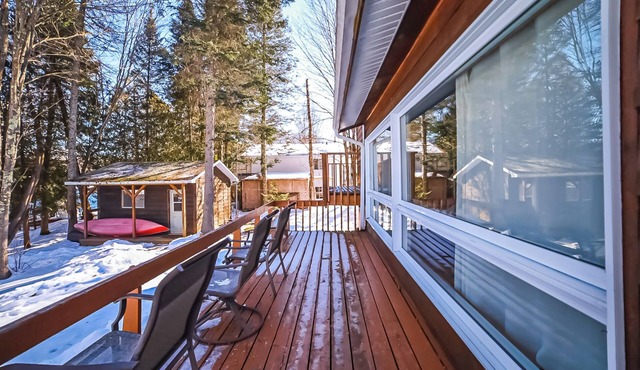 Chalet au bord de la rivière, spa, Wi-Fi, convivial pour détente en famille.